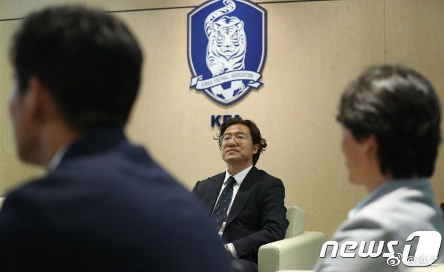 暑假，十二岁的双胞胎凯文凯武恳求母亲给他们买新自行车。他们骑着新自行车带着同村小孩兴奋地在路上飞奔，成果赶上了邻村的康康，后者冷笑他们虽买了新车，却连放双手骑都不会，丢人现眼。双胞胎受了刺激，为克服康康，起头好学苦练，但好静的凯文垂垂力有未逮，抛却了操练。凯武吃苦练习并终究获得了成功。这份对凯武独占的奖饰让凯文尴尬，他暗下决心也要学会罢休骑车，但始终没有学会……